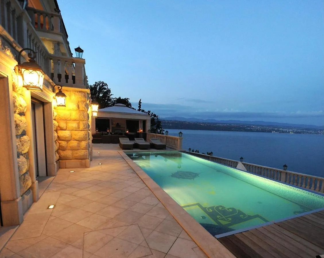 Villa Isabella - Luxury With Style Right Next To The Beach, Private Pool And Sea View Opatija