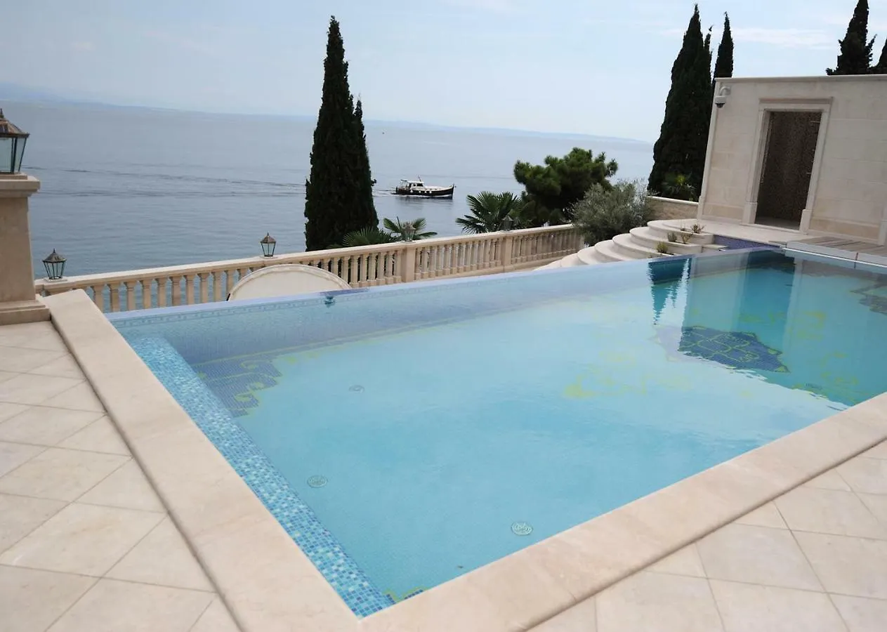 Villa Isabella - Luxury With Style Right Next To The Beach, Private Pool And Sea View Opatija